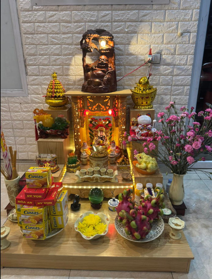 Ông thần tài đặt bên trái